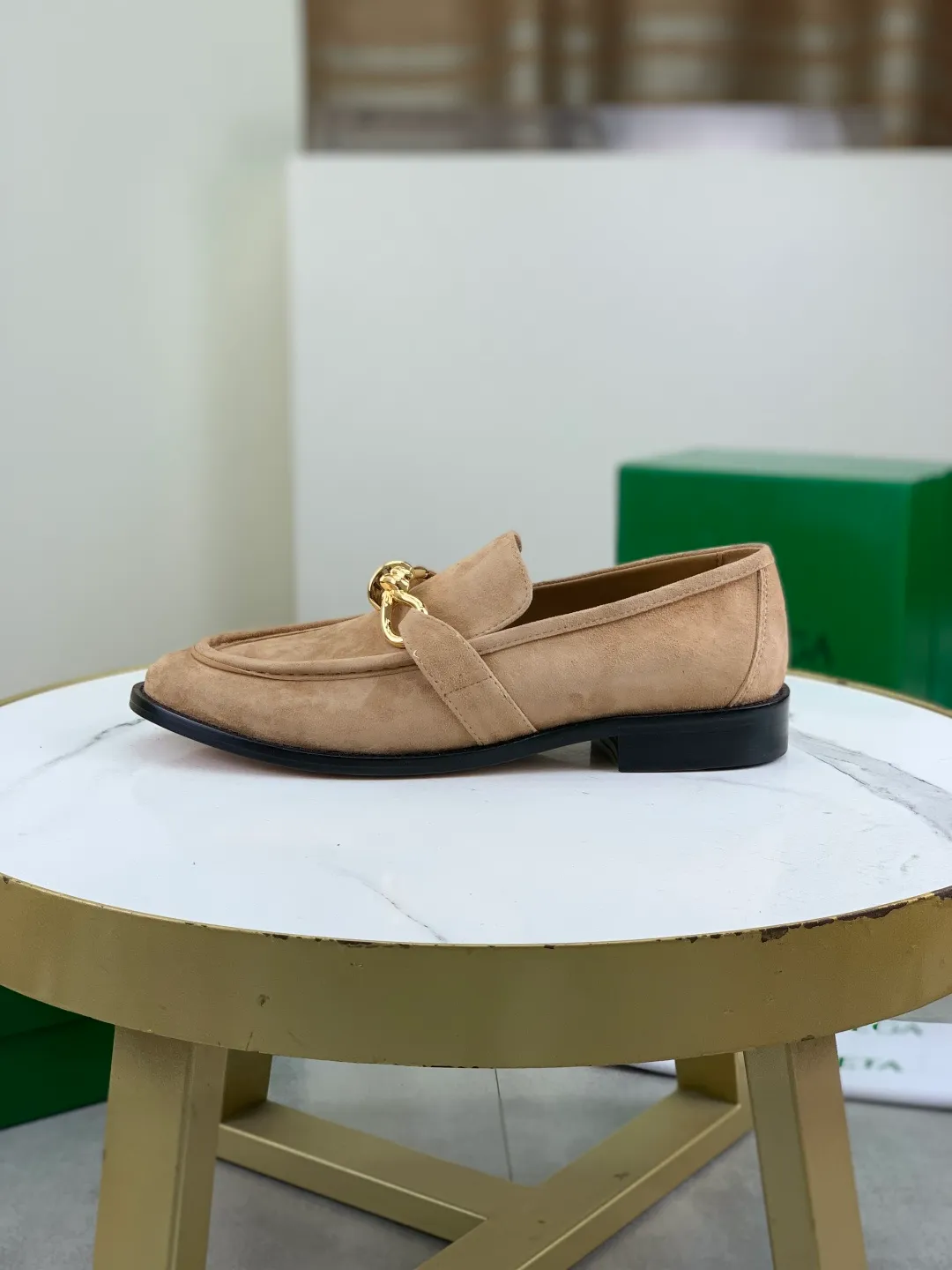 Men's shoes 💰P820 [New model] (genuine leather outsole) water-dyed cow lining 💰High-quality business couple leather shoes 💎💎💎 BOTTEGA VENETA official website synchronizes the latest top version of BV in the market, accept material comparison, shoe type comparison, process comparison, practical and textured, versatile and suitable for any occasion, the more you look at it, the more flavorful it becomes. Purely hand-knitted craftsmanship - Upper material, calfskin imported from Italy 🇮🇹 - High-quality water-dyed cowhide lining - Original private model customized leather outsole -Size: Female 35-39 (40 ordered) Male 39-44 (38 45 can be customized) Color: Multiple colors available
